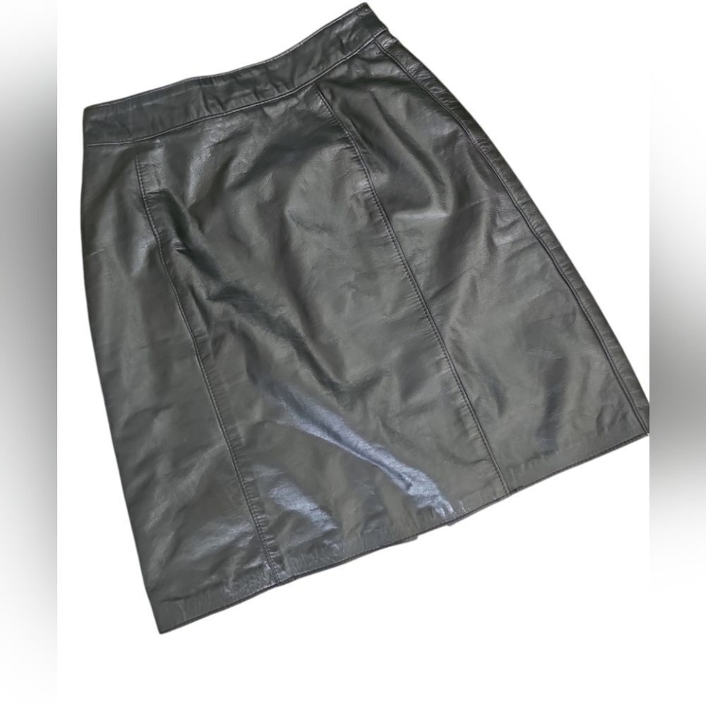 Knee-length Black Pencil Skirt for Athletic Style